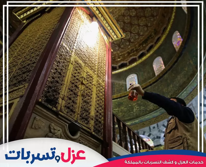 فني يرش المعطر على منبر المسجد المذهب. هذه ضمن خدمات شركة تنظيف مساجد بالرياض المتكاملة.