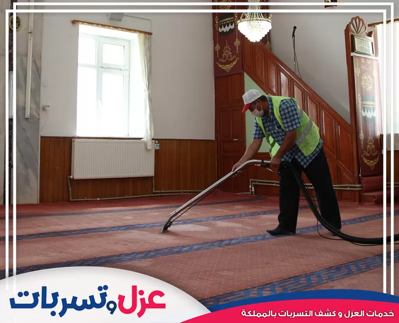 فني يستخدم ماكينة الغسيل العميق للموكيت، وهي خدمة احترافية تقدمها شركة تنظيف مساجد بالرياض.