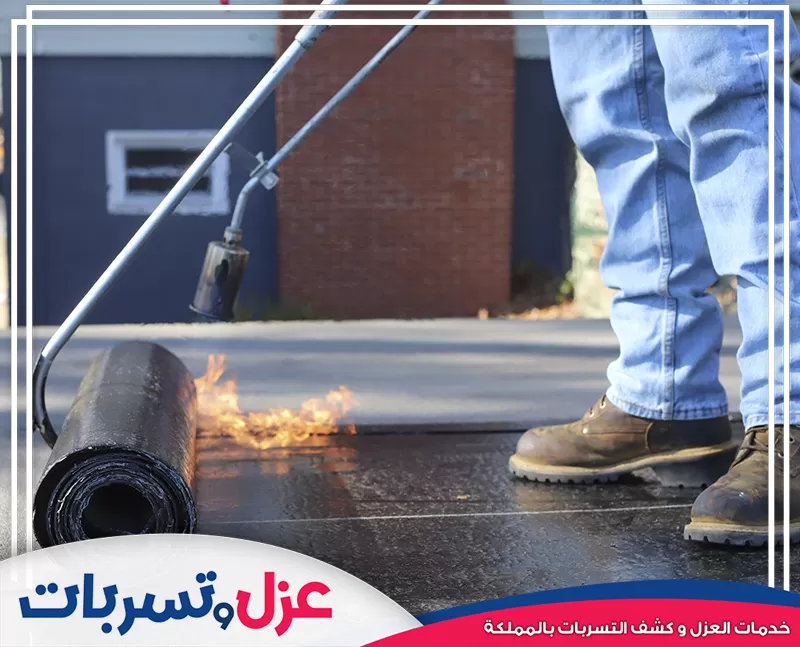 فني يركب لفائف العزل المائي بالحرارة، ضمن خدمات شركة عزل اسطح بمكة المتخصصة بحماية الأسطح من التسربات بفعالية.