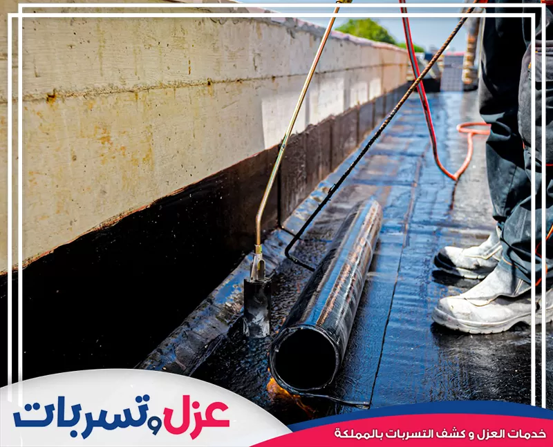 تطبيق متقن لأفائف العزل المائي على السطح، وهي خدمة أساسية تقدمها شركة عزل اسطح بمكة لحماية المباني من التسربات والرطوبة.