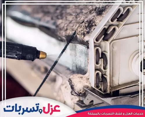 غسيل مكيفات بالرياض 0502032828 شركة الصفرات الوطنية غسيل مكيفات بالرياض يضمن الأداء المثالي، كما يظهر في الصورة فني ينظف المكونات بجهاز متخصص.