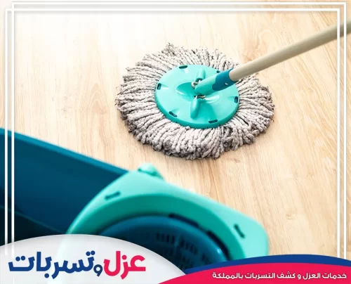 تنظيف مجالس بالرياض 0502032828 شركة الصفرات الوطنية تنظيف مجالس بالرياض يتطلب الاهتمام بالتفاصيل، كما يظهر في الصورة باستخدام الممسحة الحديثة.