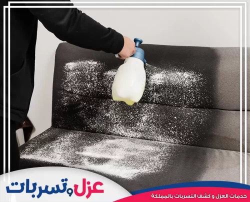 تنظيف المجالس الجلد بالرياض تنظيف المجالس الجلد بالرياض يعيد الأناقة لأثاثك الجلدي، كما توضح الصورة عملية رش مواد تنظيف.