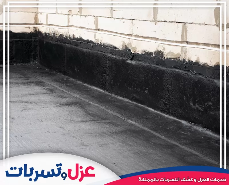 يتم تطبيق العزل المائي (البتومين السائل) على زوايا السطح، وهي متخصصة في شركة عزل اسطح بالمدينة.