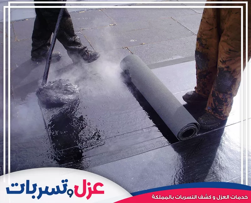 تطبيق رولات عزل الأسطح المائي على طبقة أساس سائلة، وهي جزء من خدمات شركة عزل اسطح بمكة لضمان حماية شاملة من الرطوبة والتسربات.