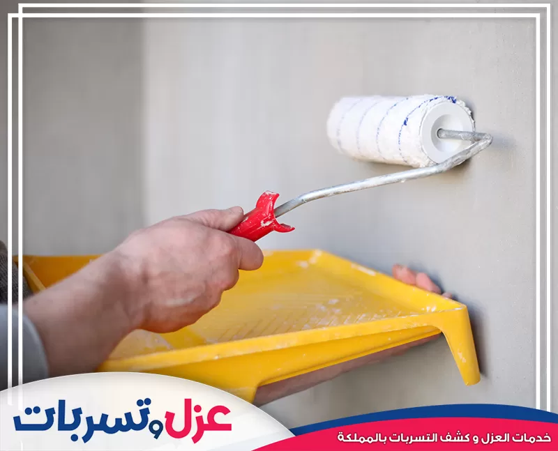 فني يجهز الجدران لعملية الدهان الأولي بأعلى احترافية، وهي خدمة متكاملة لـ شركة دهانات بالرياض.