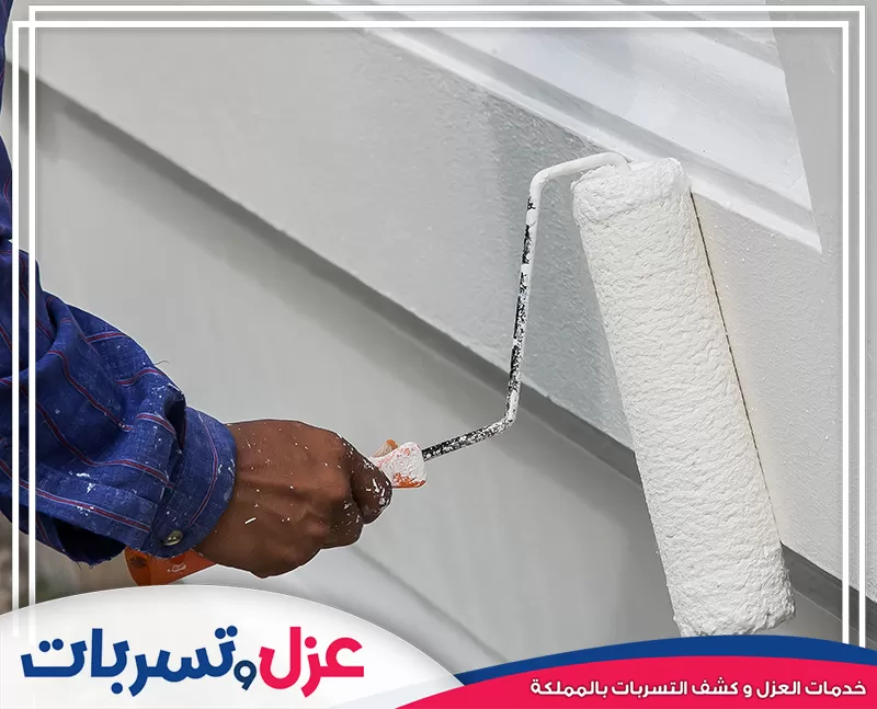 فني يطبق الدهان بمهارة عالية وباستخدام "رولة" لتغطية متساوية، ضمن خدمات شركة دهانات بالرياض.