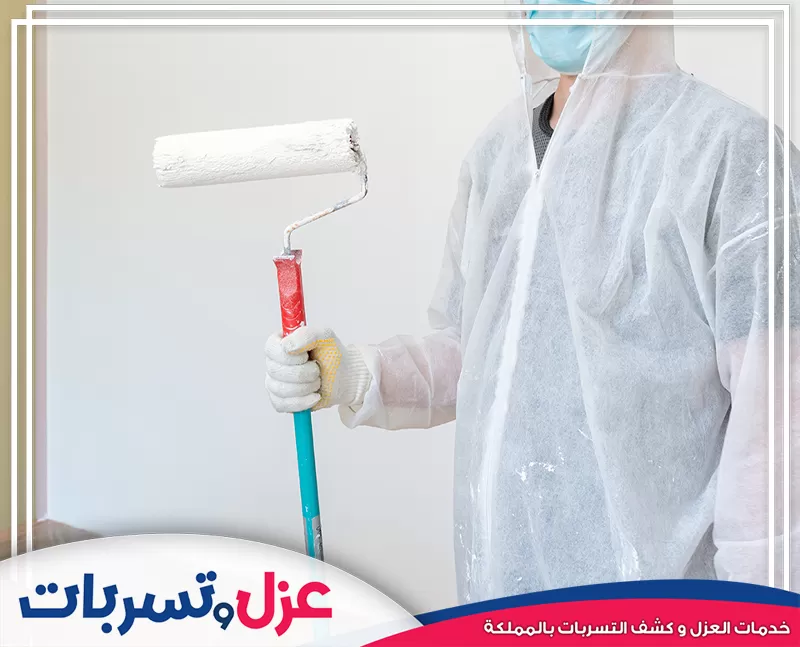 فني دهانات محترف يرتدي الزي الواقي ويستخدم "الرولة" لتطبيق الدهان، ضمن خدمات شركة دهانات بالرياض.