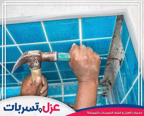 صيانة إنارة المسابح بالرياض خدمات صيانة إنارة المسابح بالرياض تهتم بالجوانب الكهربائية، كما تظهر الصورة أعمال الإصلاح.